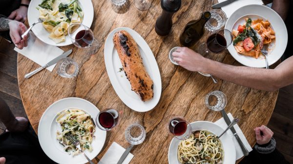 Ein kohlenhydratreiches Abendessen könnte genau das sein, was Sie für einen gesünderen Schlaf brauchen, sagt ein RD